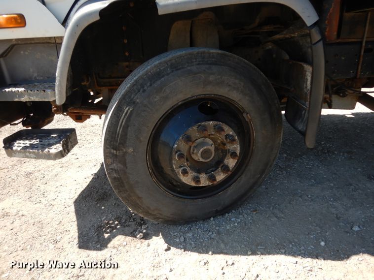 image for item DM2813 2001 Isuzu FTR  flatbed truck