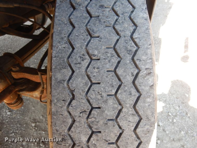 image for item DM2813 2001 Isuzu FTR  flatbed truck