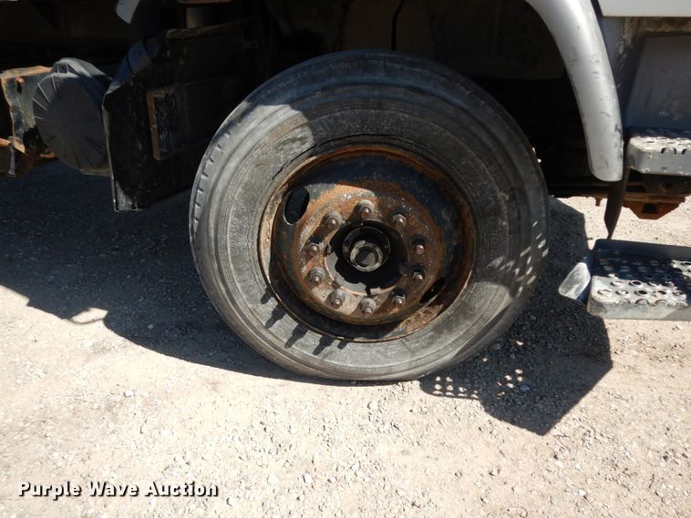 image for item DM2813 2001 Isuzu FTR  flatbed truck