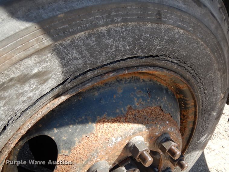 image for item DM2813 2001 Isuzu FTR  flatbed truck