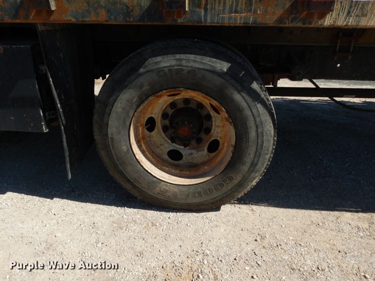 image for item DM2813 2001 Isuzu FTR  flatbed truck