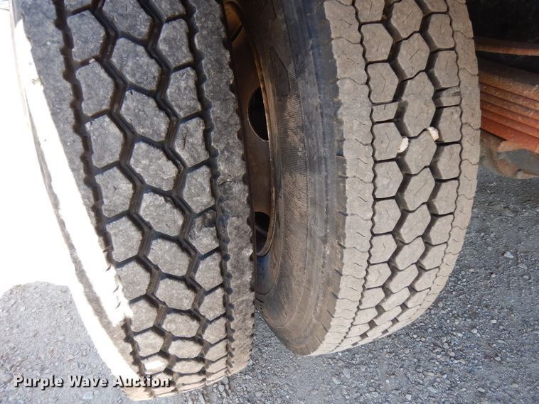 image for item DM2813 2001 Isuzu FTR  flatbed truck