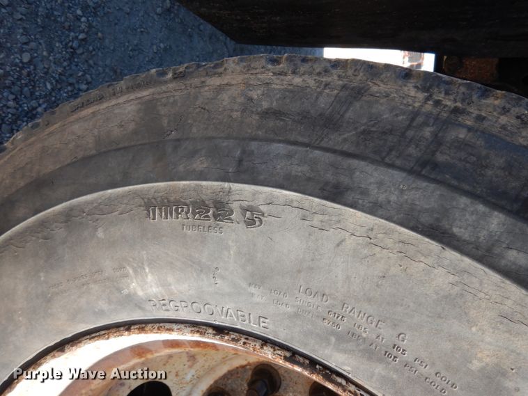 image for item DM2813 2001 Isuzu FTR  flatbed truck