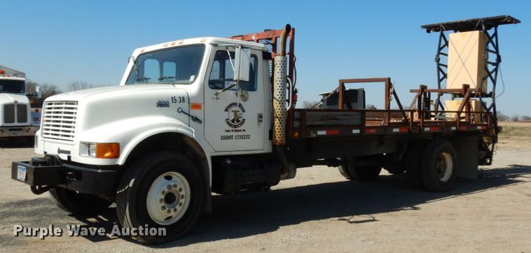 image for item DM2814 2000 International 4900  flatbed truck