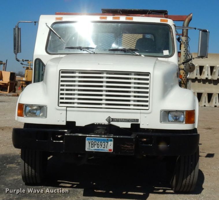 image for item DM2814 2000 International 4900  flatbed truck