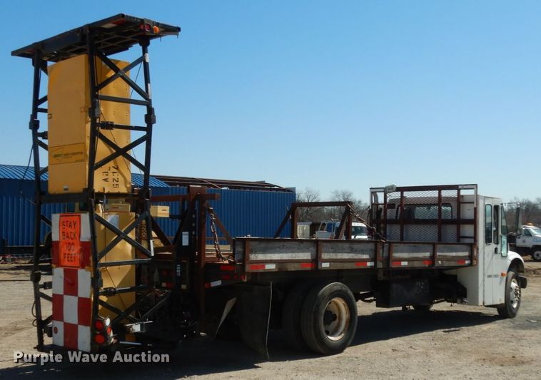 image for item DM2814 2000 International 4900  flatbed truck
