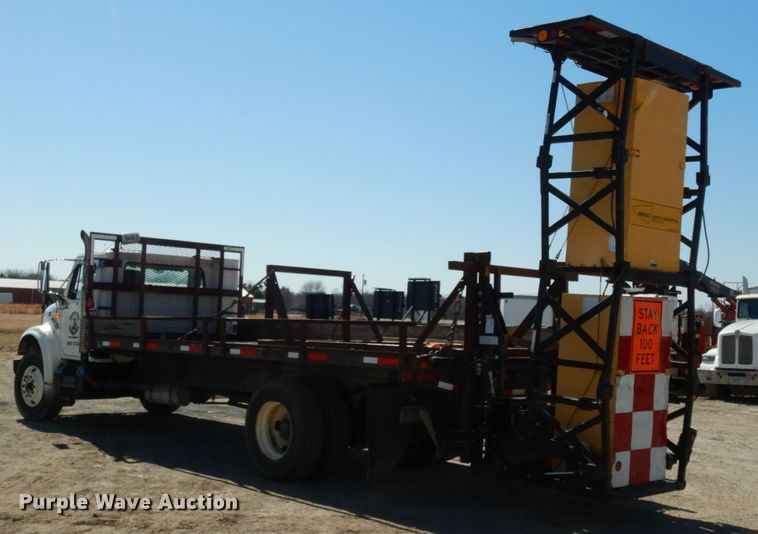 image for item DM2814 2000 International 4900  flatbed truck