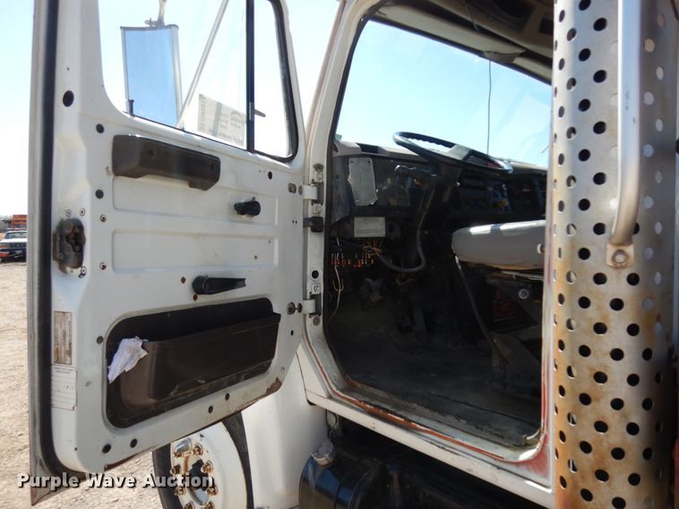 image for item DM2814 2000 International 4900  flatbed truck