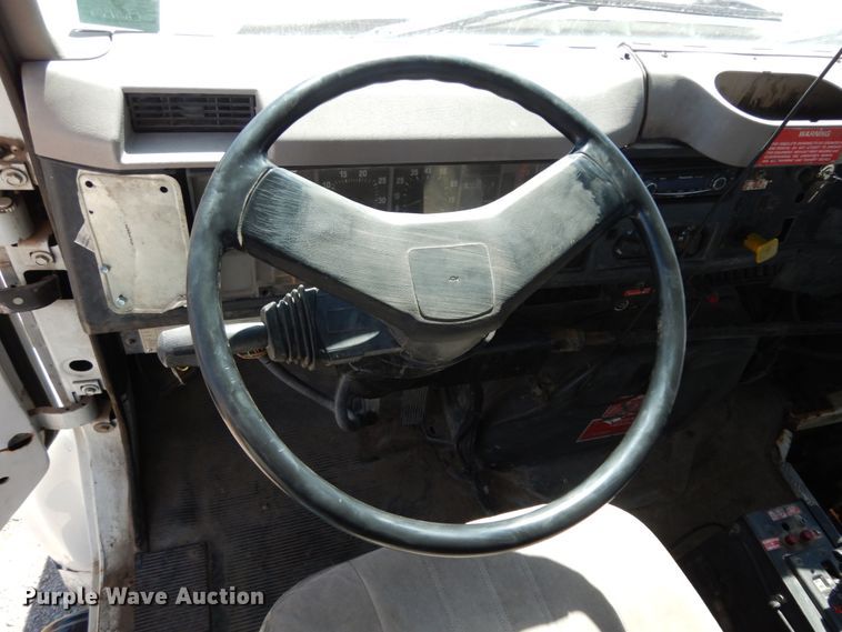 image for item DM2814 2000 International 4900  flatbed truck