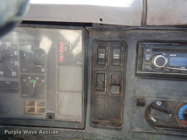 image for item DM2814 2000 International 4900  flatbed truck