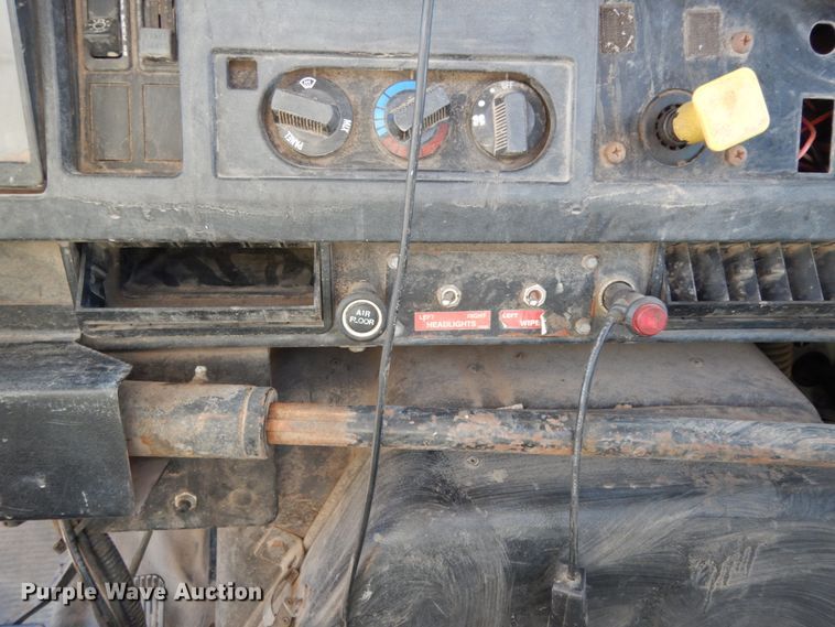 image for item DM2814 2000 International 4900  flatbed truck