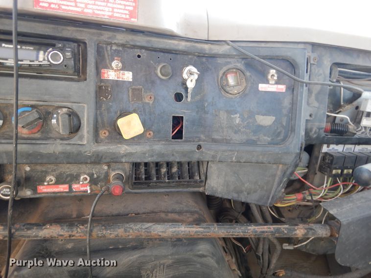 image for item DM2814 2000 International 4900  flatbed truck