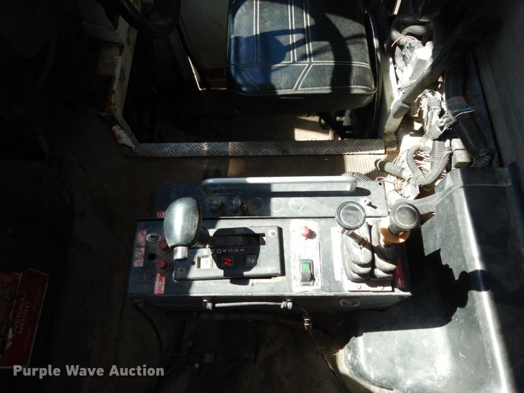 image for item DM2814 2000 International 4900  flatbed truck