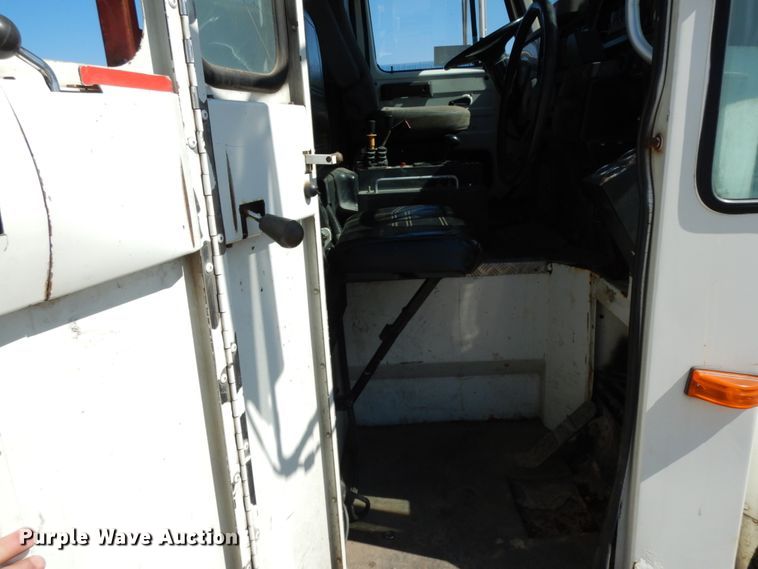 image for item DM2814 2000 International 4900  flatbed truck