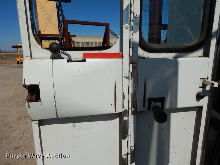 image for item DM2814 2000 International 4900  flatbed truck