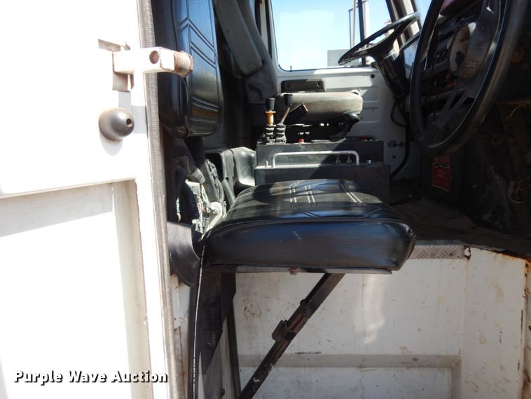 image for item DM2814 2000 International 4900  flatbed truck