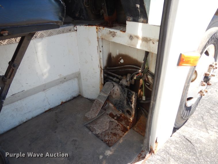 image for item DM2814 2000 International 4900  flatbed truck