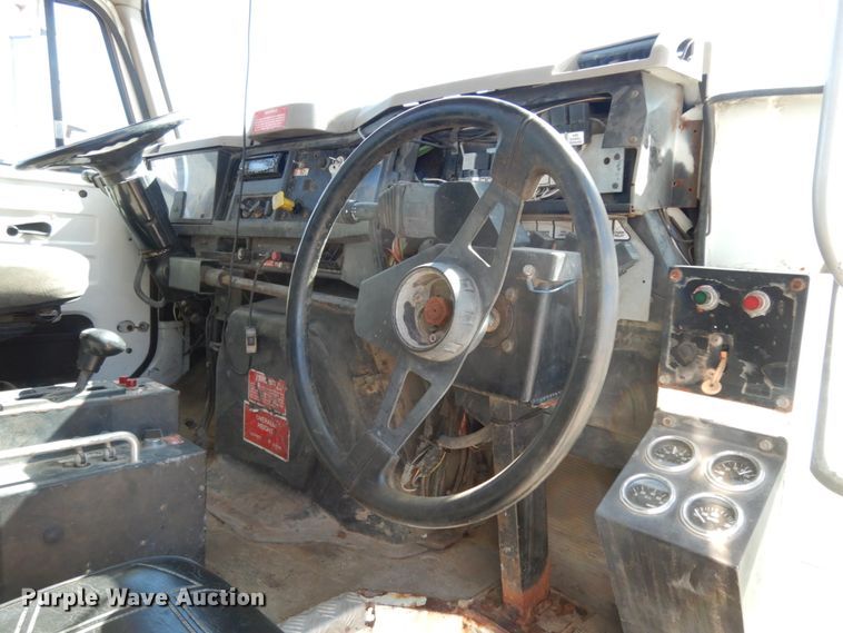 image for item DM2814 2000 International 4900  flatbed truck