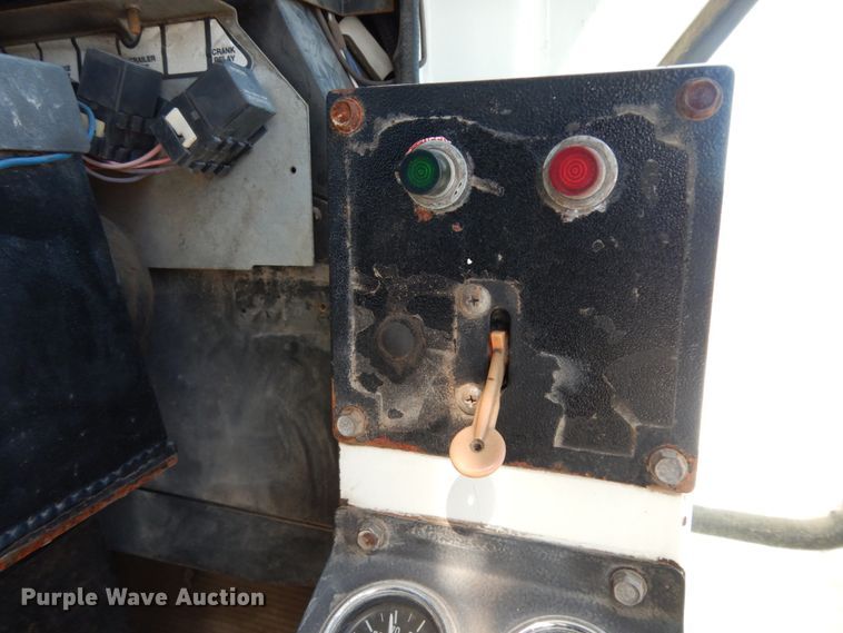 image for item DM2814 2000 International 4900  flatbed truck