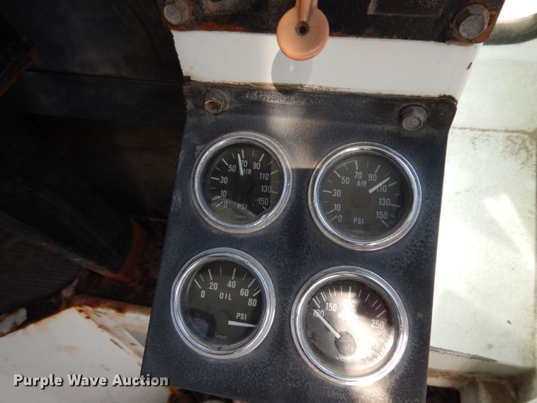 image for item DM2814 2000 International 4900  flatbed truck