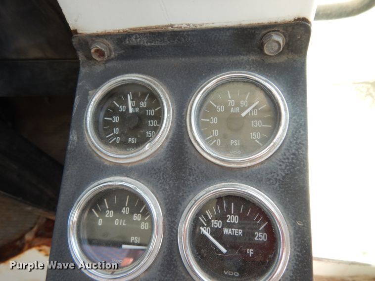 image for item DM2814 2000 International 4900  flatbed truck