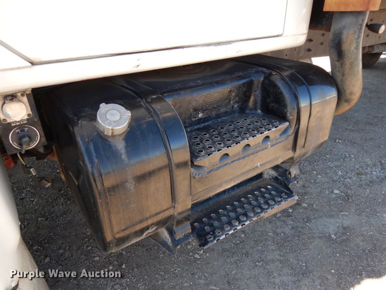 image for item DM2814 2000 International 4900  flatbed truck