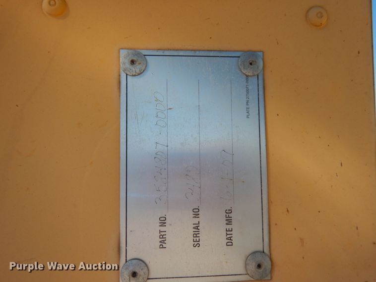 image for item DM2814 2000 International 4900  flatbed truck