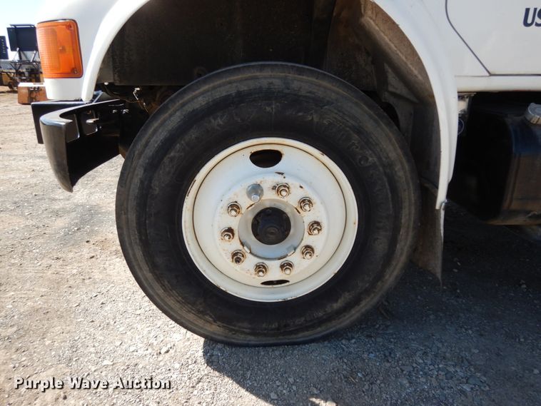 image for item DM2814 2000 International 4900  flatbed truck