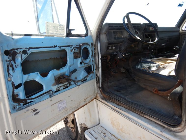 image for item DM2816 1990 Ford F700  dump truck