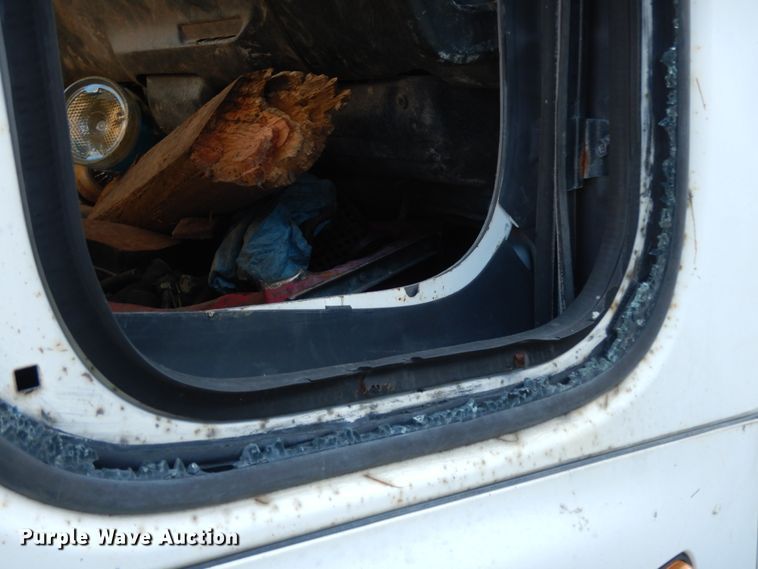 image for item DM2821 1999 Isuzu FTR  flatbed truck