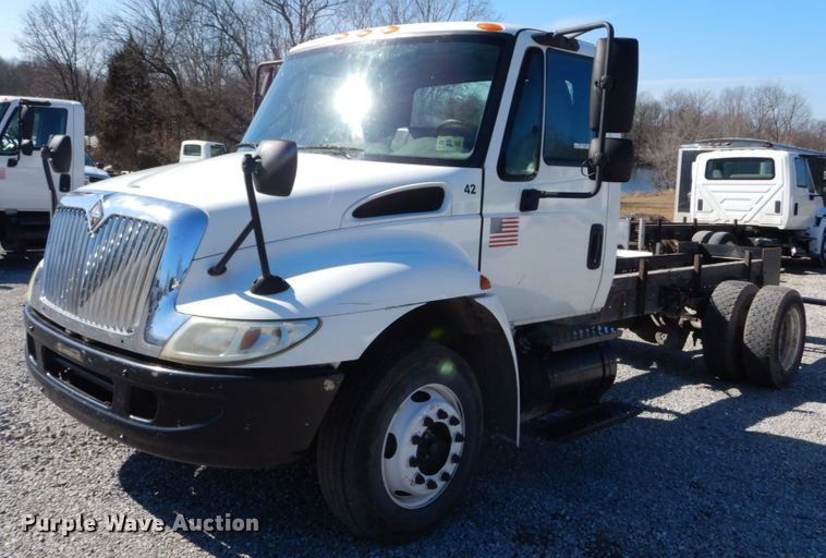 image for item GT9556 2005 International 4300  truck cab and chassis