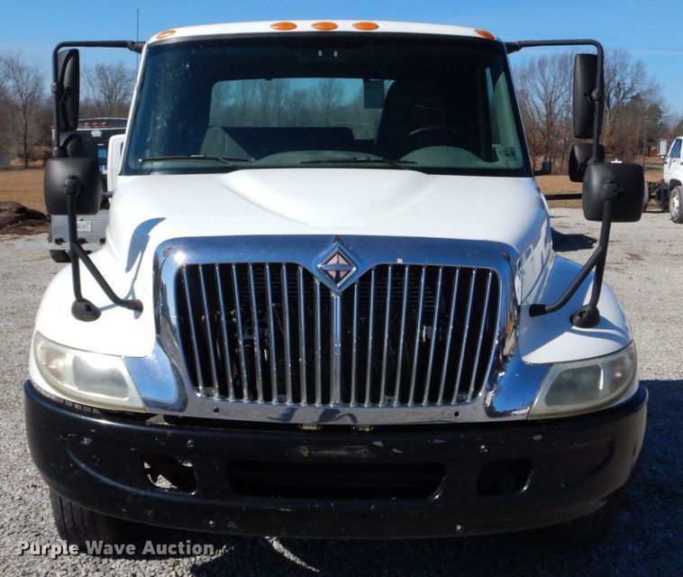 image for item GT9556 2005 International 4300  truck cab and chassis