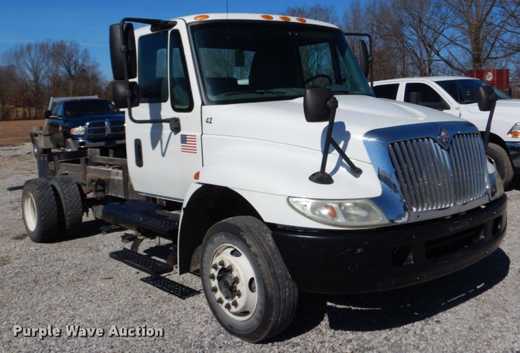 image for item GT9556 2005 International 4300  truck cab and chassis