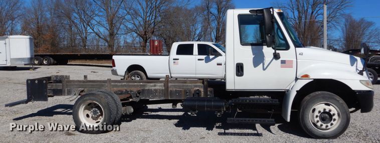 image for item GT9556 2005 International 4300  truck cab and chassis