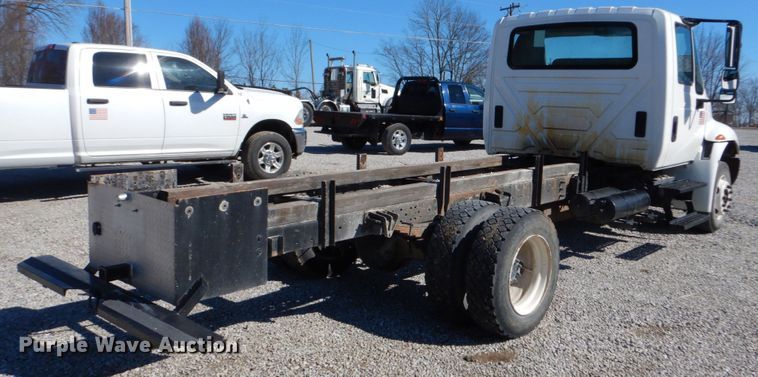 image for item GT9556 2005 International 4300  truck cab and chassis