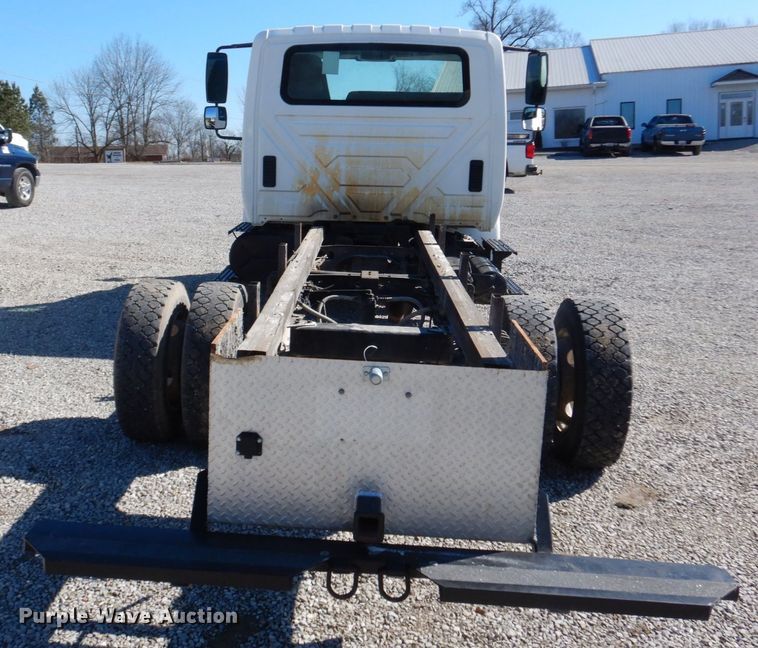 image for item GT9556 2005 International 4300  truck cab and chassis