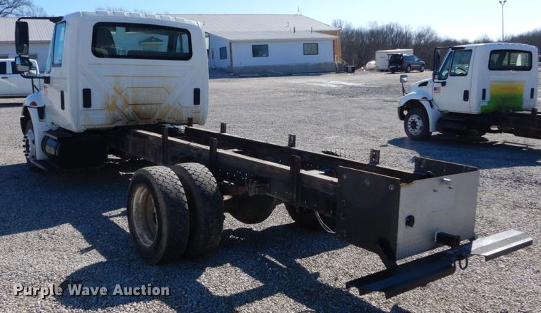 image for item GT9556 2005 International 4300  truck cab and chassis