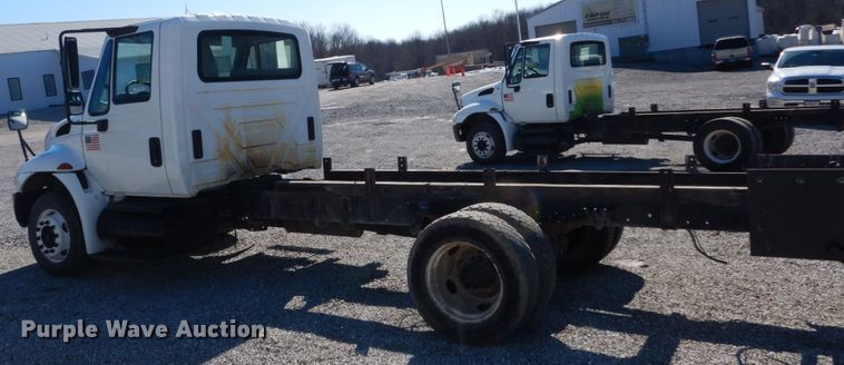 image for item GT9556 2005 International 4300  truck cab and chassis