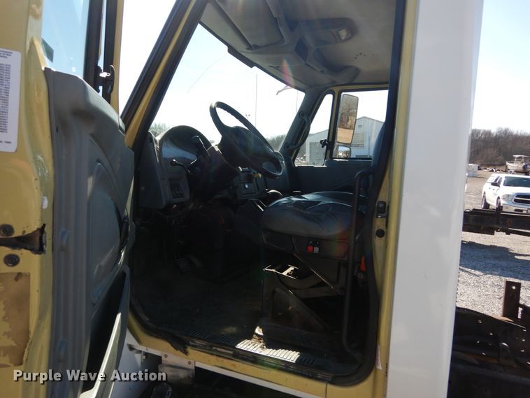 image for item GT9556 2005 International 4300  truck cab and chassis