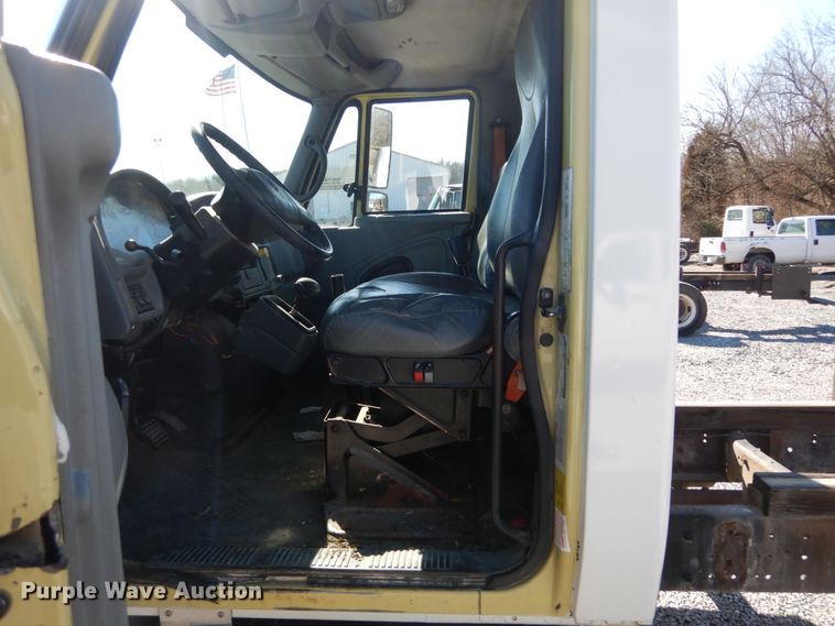 image for item GT9556 2005 International 4300  truck cab and chassis