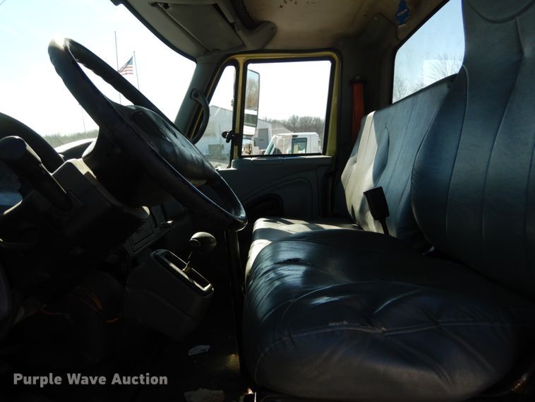 image for item GT9556 2005 International 4300  truck cab and chassis