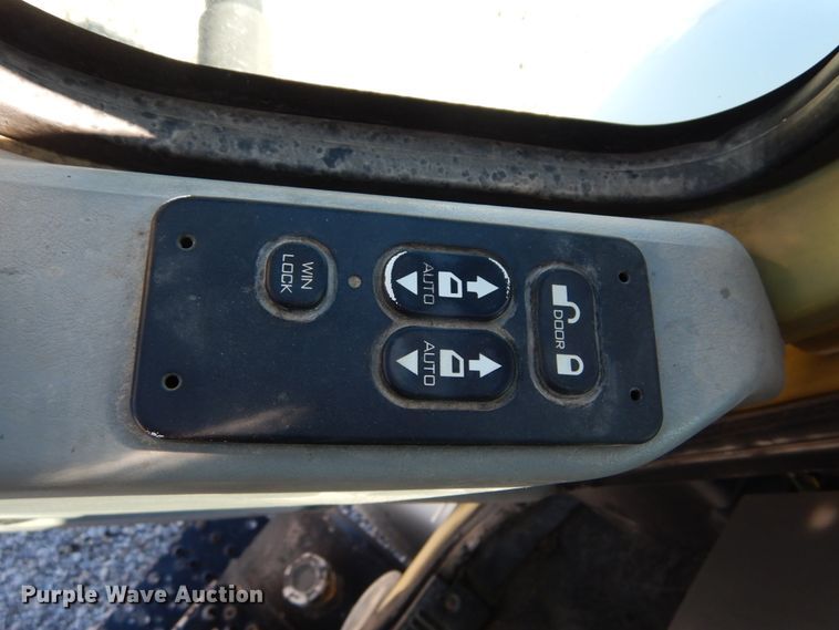 image for item GT9556 2005 International 4300  truck cab and chassis