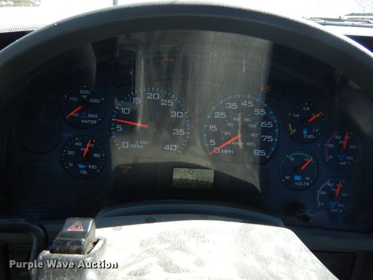 image for item GT9556 2005 International 4300  truck cab and chassis