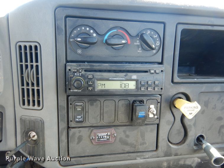 image for item GT9556 2005 International 4300  truck cab and chassis