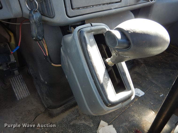 image for item GT9556 2005 International 4300  truck cab and chassis