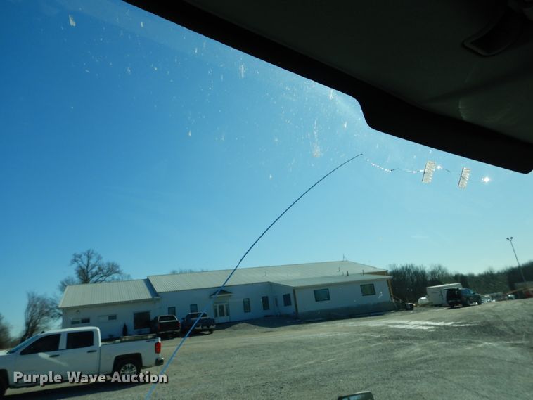 image for item GT9556 2005 International 4300  truck cab and chassis