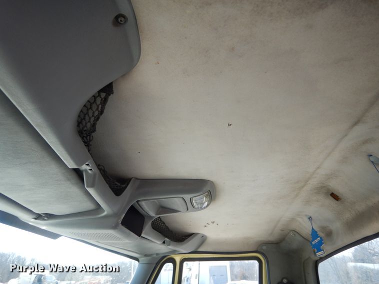 image for item GT9556 2005 International 4300  truck cab and chassis