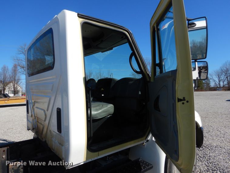 image for item GT9556 2005 International 4300  truck cab and chassis