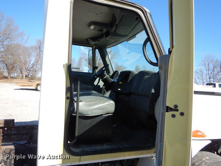 image for item GT9556 2005 International 4300  truck cab and chassis