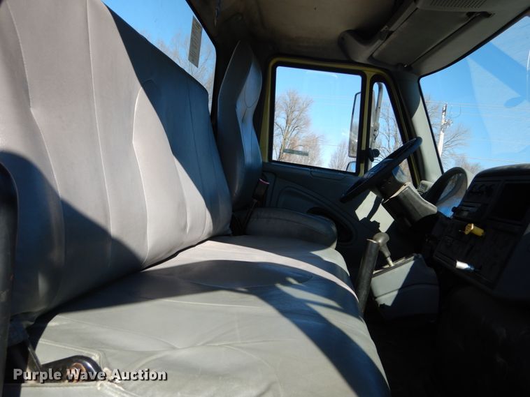 image for item GT9556 2005 International 4300  truck cab and chassis